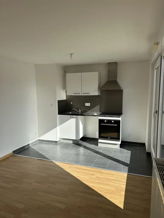 Küche; küchengeräte, fliesenboden, tageslicht, renoviert