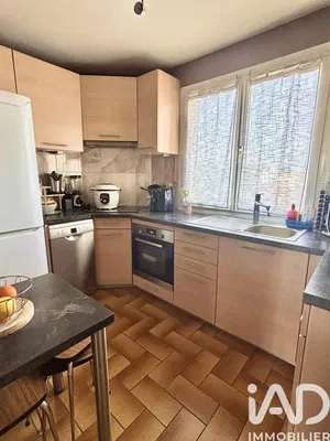 Кухиња; кухињски апарати, плочице, природно светло, модерни стил