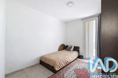 Спаваћа соба; плочице, природно светло