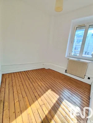 Спаваћа соба; дрвени под, природно светло, поглед