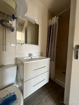Toilette; warmwasserbereiter, fliesenboden, tageslicht, renoviert