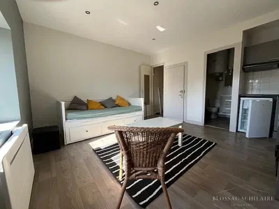 Wohnzimmer; tageslicht, holzboden