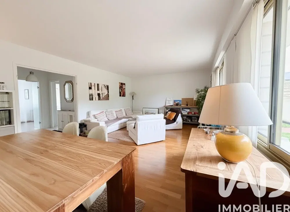 Дневна соба; дрвени под, природно светло, модерни стил