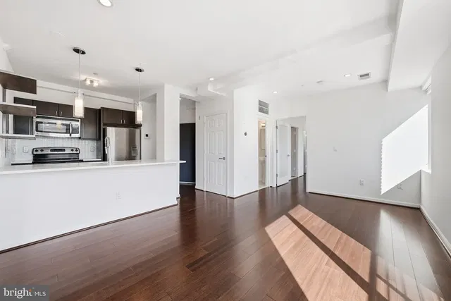 Хол; дървен под, естествена светлина, ремонтиран