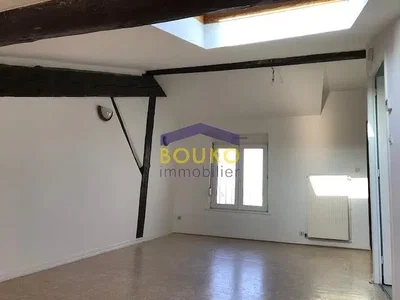Autre; lumière naturelle, poutres en bois, hauteur sous plafond