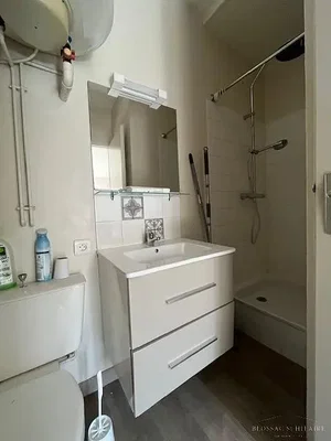 Banyo; su ısıtıcısı, fayans zemin, doğal ışık, tadilatlı