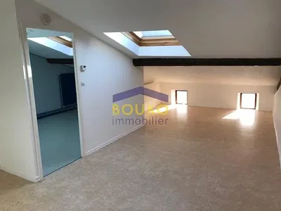 Chambre d'enfant; lumière naturelle, nécessite rénovation