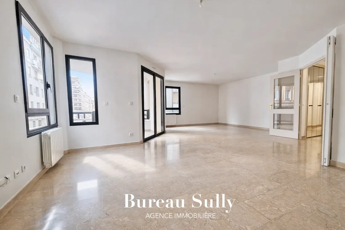 Oturma odası; manzara, fayans zemin, doğal ışık