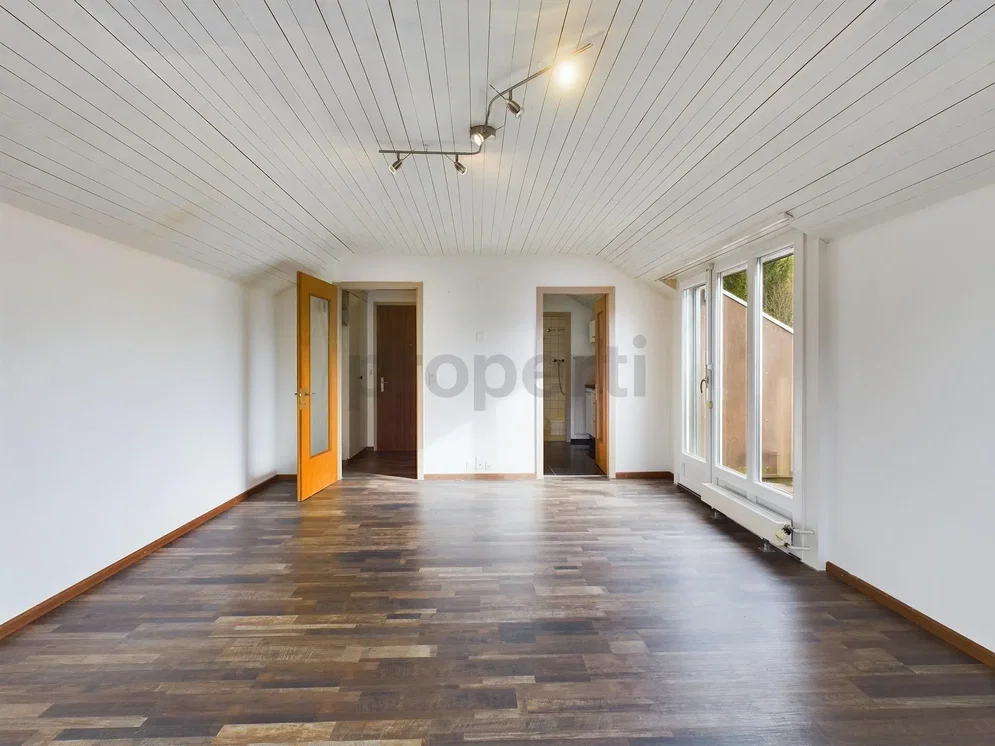 Soggiorno; luce naturale, pavimento in legno