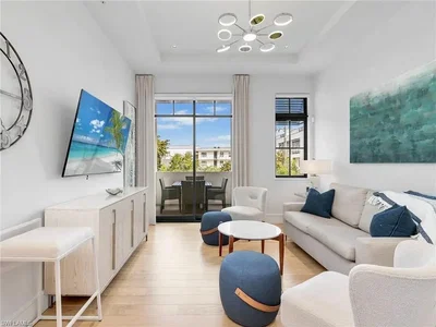 Obývací pokoj; výhled, dřevěná podlaha, přirozené světlo, moderní styl