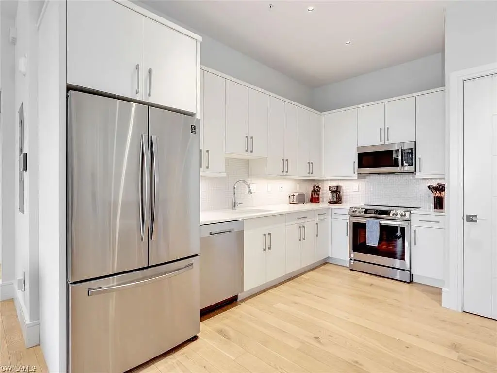 Kuchyně; kuchyňské spotřebiče, dřevěná podlaha, po rekonstrukci, přirozené světlo, moderní styl