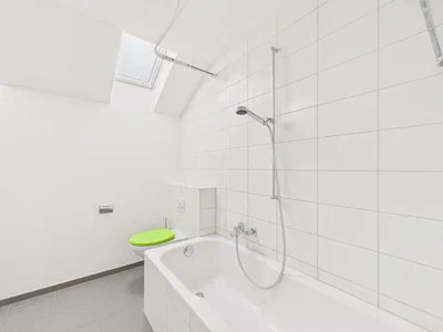 Badezimmer; fliesenboden, tageslicht, renoviert