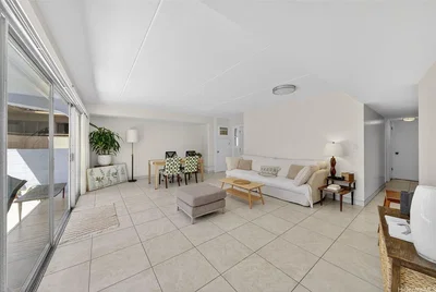 Obývací pokoj; dlažba, přirozené světlo