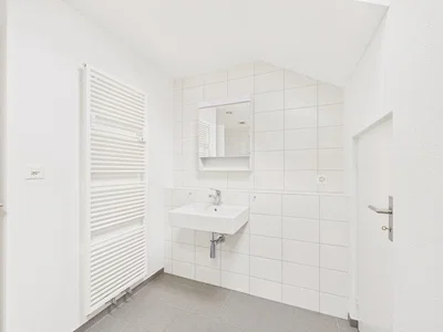 Toilette; fliesenboden, tageslicht