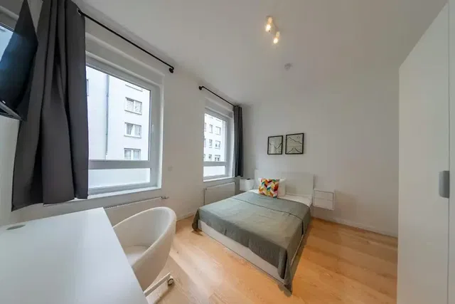 Quarto; luz natural, chão de madeira, estilo moderno