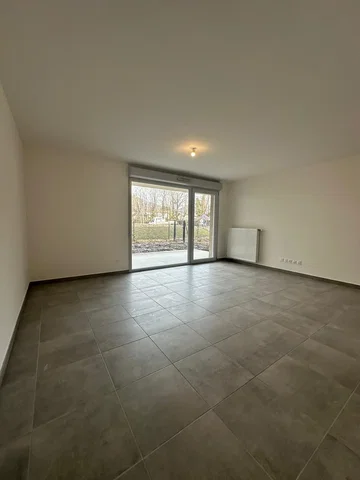 Salon; podłoga z płytek, widok, światło dzienne