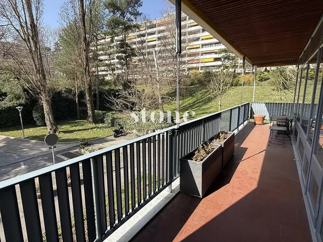 Balcón; vista, suelo de baldosas