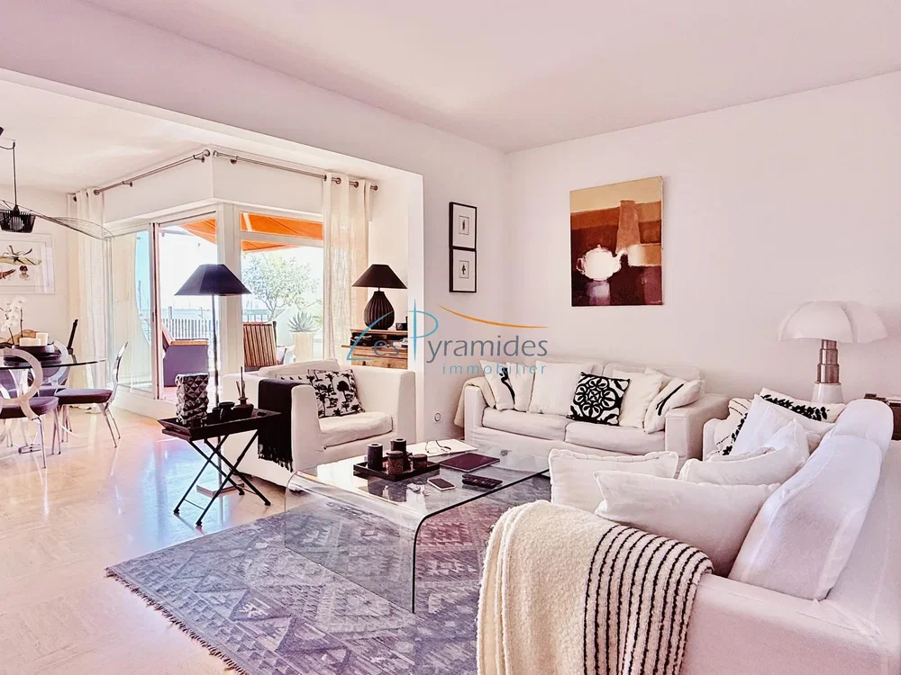 Oturma odası; doğal ışık, modern stil, manzara