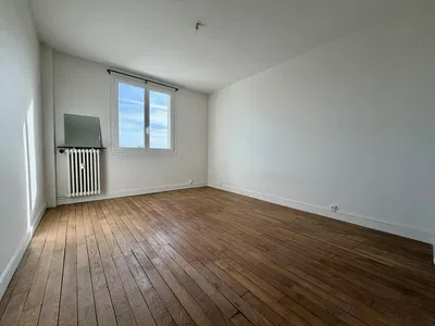 غرفة معيشة; أرضية خشبية, ضوء طبيعي, مجدد