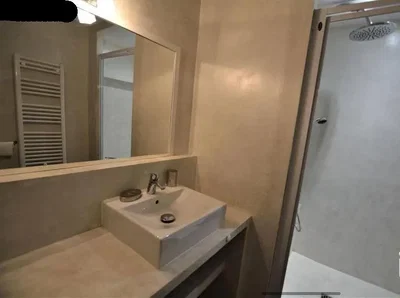 Banyo; fayans zemin, doğal ışık, tadilatlı
