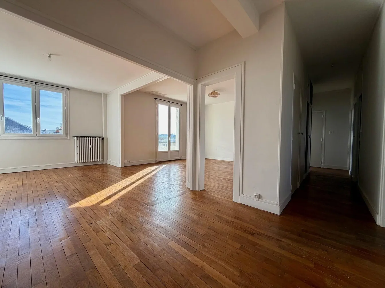 Soggiorno; pavimento in legno, luce naturale