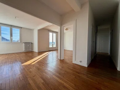 Soggiorno; pavimento in legno, luce naturale