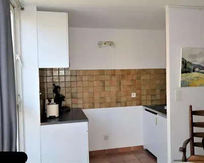 Küche; küchengeräte, fliesenboden