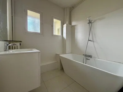 Bagno; pavimento in piastrelle, luce naturale, ristrutturato