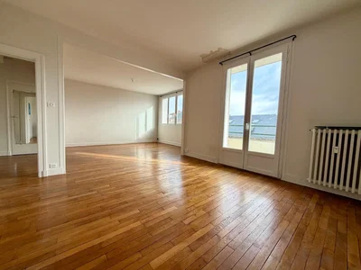 Soggiorno; vista, pavimento in legno, luce naturale