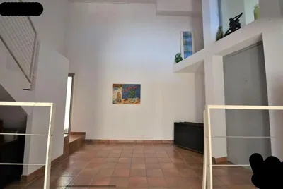 Oturma odası; fayans zemin, doğal ışık