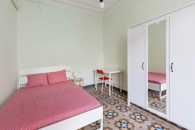 Slaapkamer; natuurlijk licht, tegelvloer