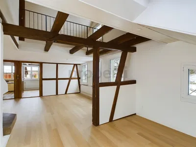 Wohnzimmer; holzbalken, holzboden, tageslicht