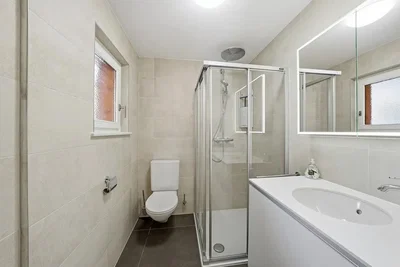 Salle de bain; carrelage, lumière naturelle, rénové