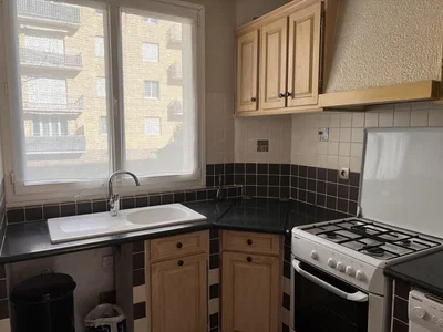 Kuhinja; kuhinjski aparati, pločice, prirodno svjetlo, moderni stil