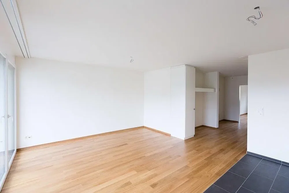 Soggiorno; pavimento in legno, luce naturale, ristrutturato
