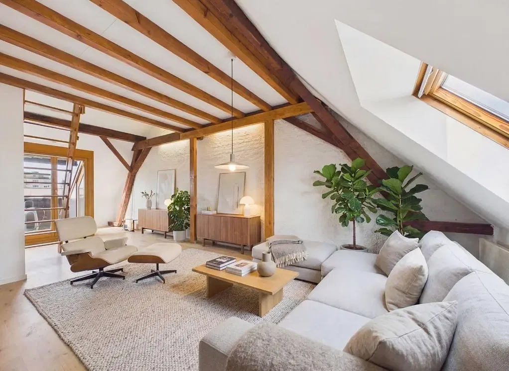 Wohnzimmer; holzbalken, tageslicht, moderner stil