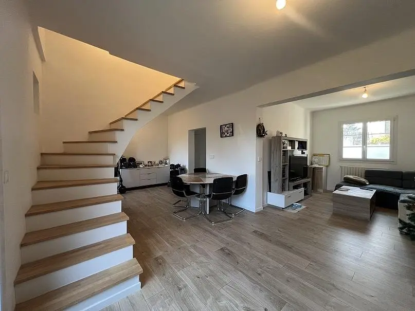 Dnevna soba; drveni pod, prirodno svjetlo