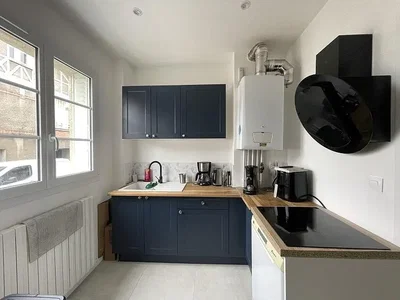 Kuhinja; kuhinjski aparati, bojler, prirodno svjetlo, moderni stil