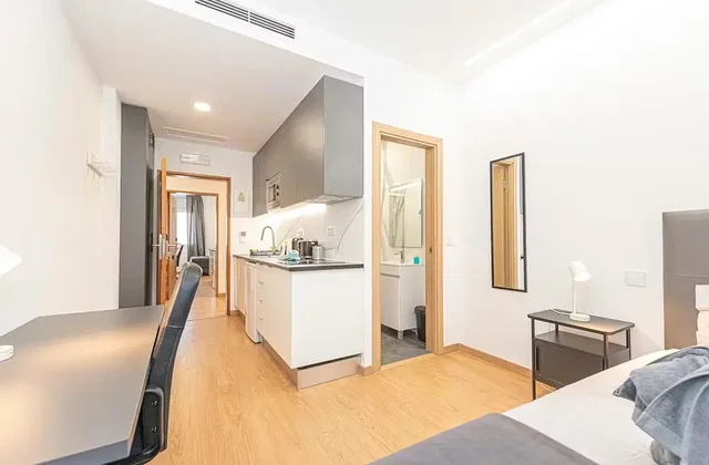 Спаваћа соба; дрвени под, природно светло, модерни стил