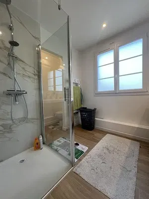 Banyo; doğal ışık, fayans zemin