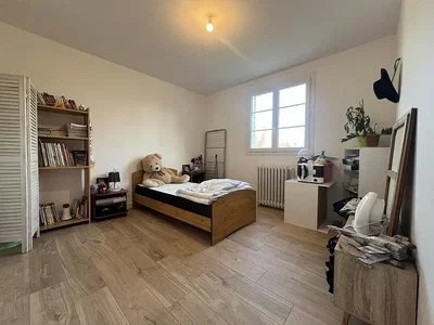 Spavaća soba; drveni pod, prirodno svjetlo, moderni stil