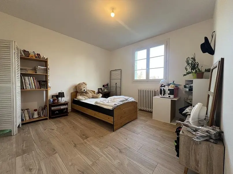 Yatak odası; ahşap zemin, doğal ışık, modern stil