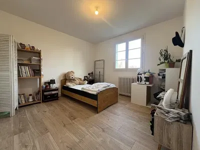 Yatak odası; ahşap zemin, doğal ışık, modern stil