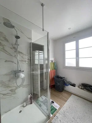 Kupaonica; pločice, prirodno svjetlo, renoviran