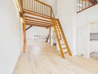 Wohnzimmer; holzboden, holzbalken, hohe decken, tageslicht, moderner stil