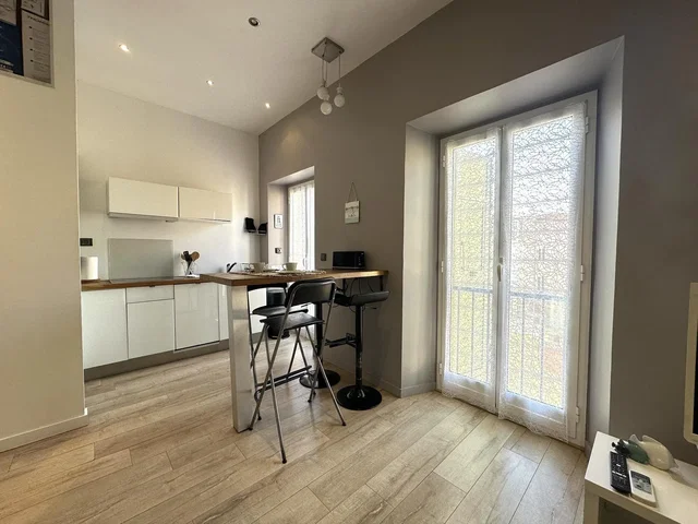 Cocina; suelo de madera, luz natural