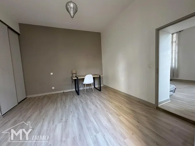 Ložnice; dřevěná podlaha, přirozené světlo, moderní styl