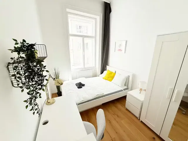 Quarto; luz natural, chão de madeira