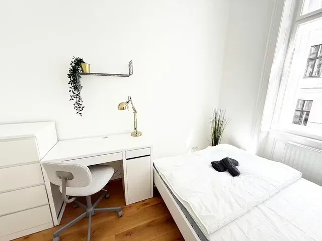 Quarto; luz natural, chão de madeira