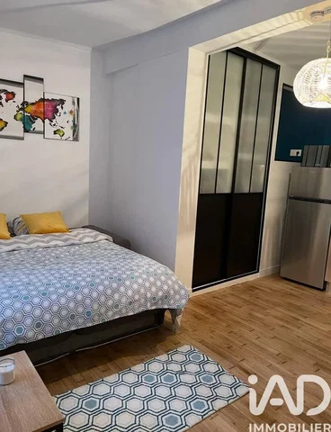 Bedroom; wood floor, modern style